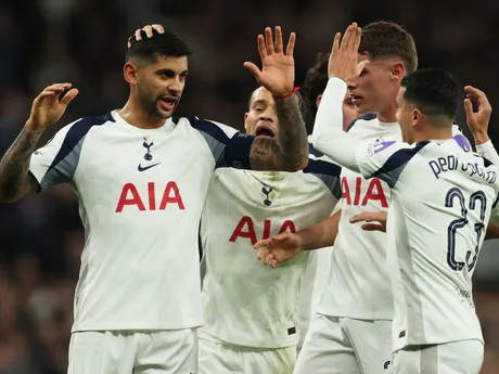 Hráči Tottenhamu oslavujú gól v zápase 6. kola hlavnej fázy Ligy majstrov Tottenham Hotspur a Slavia Praha.