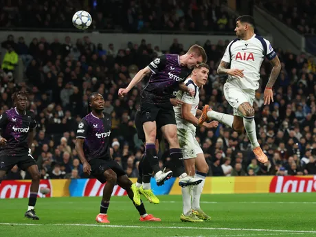 Hráč Tottenhamu Cristian Romero hlavičkuje počas zápasu 6. kola hlavnej fázy Ligy majstrov Tottenham Hotspur a Slavia Praha.