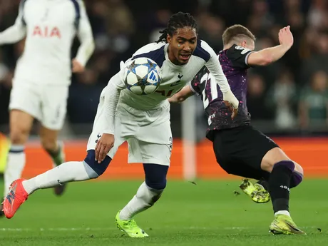 Hráč Slavie David Douděra (vpravo) Djed Spence (Tottenham) počas zápasu 6. kola hlavnej fázy Ligy majstrov Tottenham Hotspur a Slavia Praha.