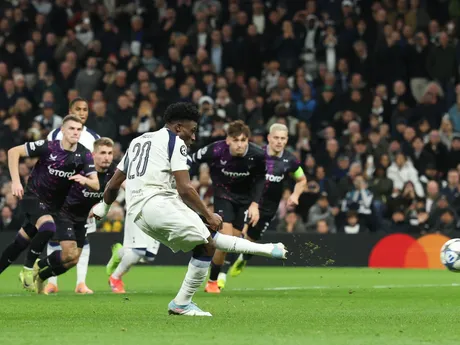 Hráč Tottenhamu Mohammed Kudus strieľa gól v zápase 6. kola hlavnej fázy Ligy majstrov Tottenham Hotspur a Slavia Praha.