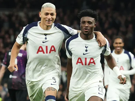 Hráč Tottenhamu Mohammed Kudus (vpravo) oslavuje gól v zápase 6. kola hlavnej fázy Ligy majstrov Tottenham Hotspur a Slavia Praha.