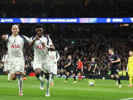 Hráč Tottenhamu Mohammed Kudus oslavuje gól v zápase 6. kola hlavnej fázy Ligy majstrov Tottenham Hotspur a Slavia Praha.