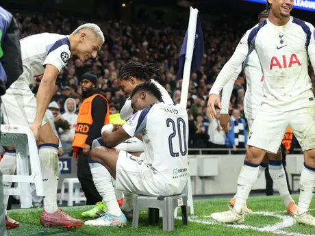 Hráč Tottenhamu Mohammed Kudus oslavuje so spoluhráčmi gól v zápase 6. kola hlavnej fázy Ligy majstrov Tottenham Hotspur a Slavia Praha.