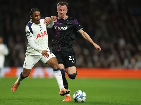 Hráč Tottenhamu Wilson Odobert (vľavo) a Tomáš Vlček (Slavia) v zápase 6. kola hlavnej fázy Ligy majstrov Tottenham Hotspur a Slavia Praha.