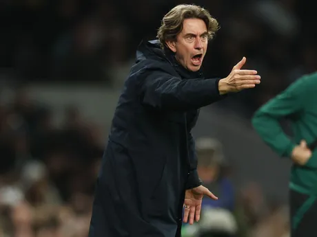 Tréner Tottenhamu Thomas Frank v zápase 6. kola hlavnej fázy Ligy majstrov Tottenham Hotspur a Slavia Praha.