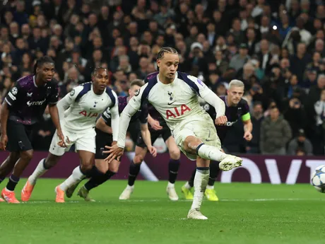 Hráč Tottenhamu Xavi Simons strieľa tretí gól tímu v zápase 6. kola hlavnej fázy Ligy majstrov Tottenham Hotspur a Slavia Praha.
