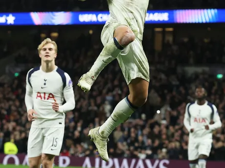 Hráč Tottenhamu Xavi Simons oslavuje gól v zápase 6. kola hlavnej fázy Ligy majstrov Tottenham Hotspur a Slavia Praha.