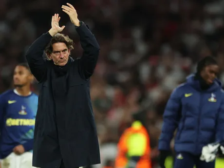 Tréner Tottenhamu Thomas Frank v zápase 6. kola hlavnej fázy Ligy majstrov Tottenham Hotspur a Slavia Praha.