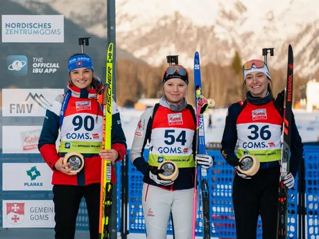 Vľavo Michaela Straková po pretekoch IBU Cupu vo švajčiarskom Gomse.
