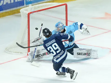 Brankár Jasper Patrikainen (Nitra), ktorého prekonáva Liam Pecararo (Slovan) 