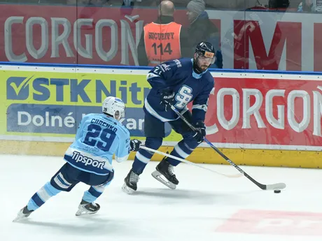 Zľava Tomáš Chrenko (Nitra) a Radovan Bondra (Slovan) bojujú o puk