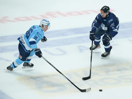 Zľava Ondrej Molár (Nitra) a Patrik Bačik (Slovan) bojujú o puk 