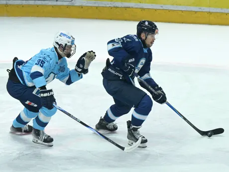 Zľava Oliver Botka (Nitra) a Samuel Solenský (Slovan) bojujú o puk