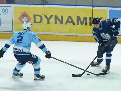 Zľava Matej Bača (Nitra) a Kent Elson (Slovan) 