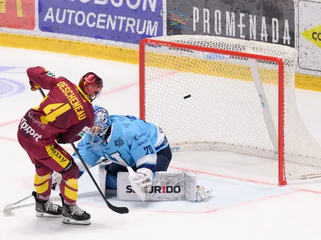 Na snímke sprava brankár Jasper Patrikainen (Nitra), ktorého prekonáva Jaedon Descheneau (Trenčín) v zápase 28. kola hokejovej Tipsport ligy HK Nitra - HK Dukla Trenčín.