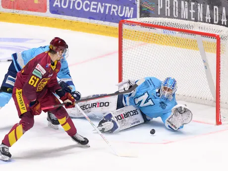 Na snímke zľava Filip Ahl (Trenčín) a brankár Jasper Patrikainen (Nitra) v zápase 28. kola hokejovej Tipsport ligy HK Nitra - HK Dukla Trenčín.