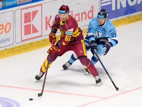 Na snímke zľava Filip Ahl (Trenčín) a Sebastián Čederle (Nitra)  bojujú o puk v zápase 28. kola hokejovej Tipsport ligy HK Nitra - HK Dukla Trenčín.