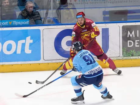 Na snímke zľava Robert Jackson (Nitra) a Nicholas Babtiste (Trenčín) bojujú o puk v zápase 28. kola hokejovej Tipsport ligy HK Nitra - HK Dukla Trenčín.