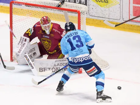 Na snímke zľava bramkár David Hrenák (Trenčín) a Michal Krištof (Nitra) v zápase 28. kola hokejovej Tipsport ligy HK Nitra - HK Dukla Trenčín.