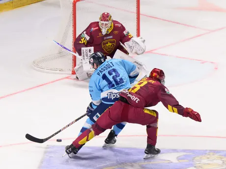 Na snímke sprava Adam Goljer (Trenčín), Josh Passolt (Nitra) a brankár Dávid Hrenák (Trenčín) v zápase 28. kola hokejovej Tipsport ligy HK Nitra - HK Dukla Trenčín v Nitre.