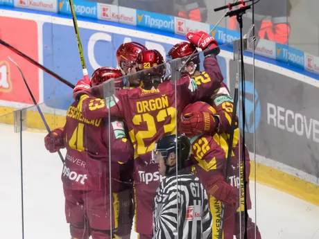 Na snímke hráči Trenčína sa tešia z gólu v zápase 28. kola hokejovej Tipsport ligy HK Nitra - HK Dukla Trenčín.