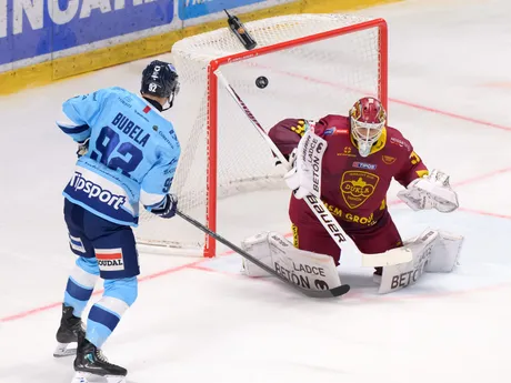 Na snímke zľava Miloš Bubela (Nitra) a brankár Dávid Hrenák (Trenčín) v zápase 28. kola hokejovej Tipsport ligy HK Nitra - HK Dukla Trenčín.