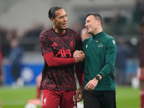 Virgil van Dijk počas rozcvičky pred zápasom 6. kola ligovej fázy Ligy majstrov Inter Miláno - Liverpool.