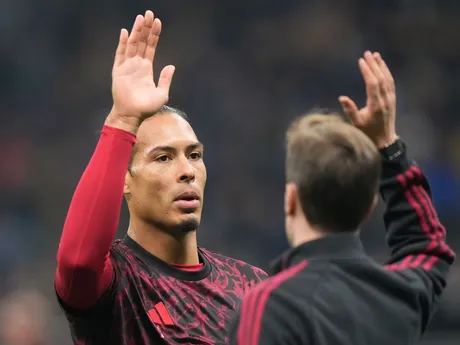 Virgil van Dijk počas rozcvičky pred zápasom 6. kola ligovej fázy Ligy majstrov Inter Miláno - Liverpool.
