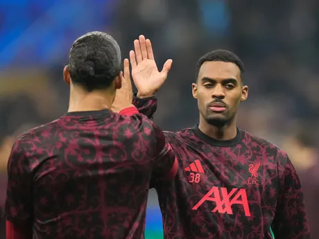  Ryan Gravenberch počas rozcvičky pred zápasom 6. kola ligovej fázy Ligy majstrov Inter Miláno - Liverpool.