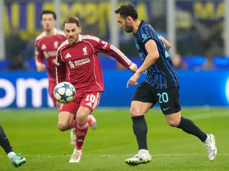 Lautaro Martinez (vpravo) v súboji s Alexisom Mac Allisterom v zápase 6. kola ligovej fázy Ligy majstrov Inter Miláno - Liverpool.