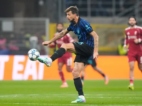 Francesco Acerbi v zápase 6. kola ligovej fázy Ligy majstrov Inter Miláno - Liverpool.