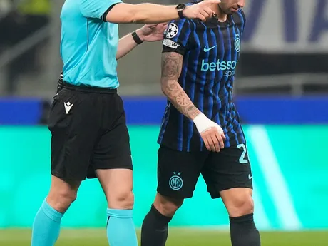 Hakan Calhanoglu v zápase 6. kola ligovej fázy Ligy majstrov Inter Miláno - Liverpool.