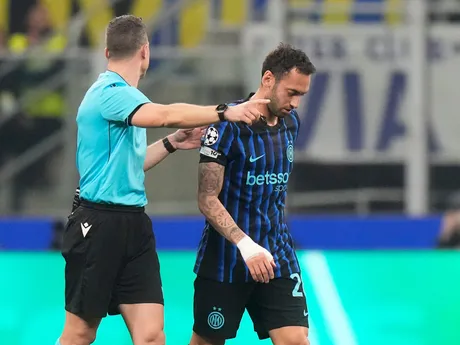 Hakan Calhanoglu v zápase 6. kola ligovej fázy Ligy majstrov Inter Miláno - Liverpool.