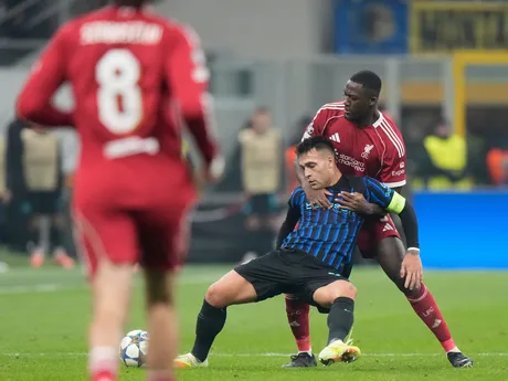 Ibrahima Konate fauluje Lautara Martineza v zápase 6. kola ligovej fázy Ligy majstrov Inter Miláno - Liverpool.
