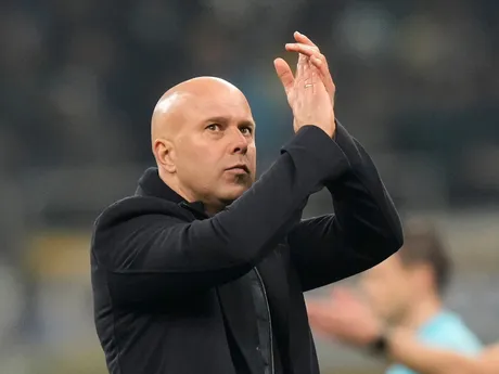 Arne Slot applauds v zápase 6. kola ligovej fázy Ligy majstrov Inter Miláno - Liverpool.