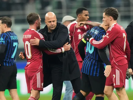 Arne Slot hugs v zápase 6. kola ligovej fázy Ligy majstrov Inter Miláno - Liverpool.