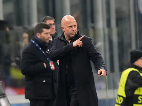 Arne Slot gestures v zápase 6. kola ligovej fázy Ligy majstrov Inter Miláno - Liverpool.