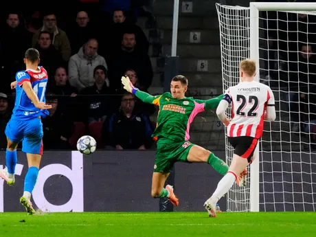 Dávid Hancko strieľa gól v zápase 6. kola hlavnej fázy Ligy majstrov medzi PSV Eindhoven a Atlético Madrid.