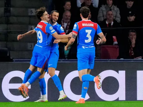 Dávid Hancko sa teší so spoluhráčmi z gólu v 6. kole hlavnej fázy Ligy majstrov medzi PSV Eindhoven a Atlético Madrid.