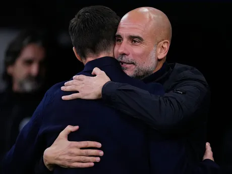 Pep Guardiola (vpravo) a Xabi Alonso počas zápasu 6. kola hlavnej fázy Ligy majstrov medzi Realom Madrid a Manchestrom City.