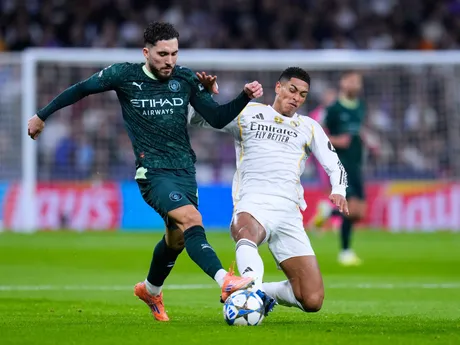 Rayan Cherki počas zápasu 6. kola hlavnej fázy Ligy majstrov medzi Realom Madrid a Manchestrom City.