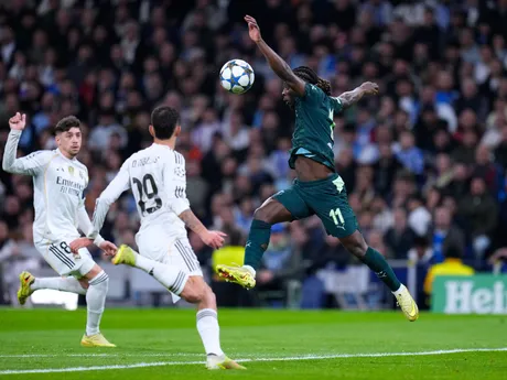 Jeremy Doku počas zápasu 6. kola hlavnej fázy Ligy majstrov medzi Realom Madrid a Manchestrom City.