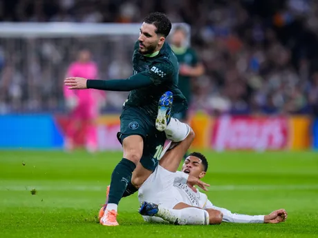 Rayan Cherki počas zápasu 6. kola hlavnej fázy Ligy majstrov medzi Realom Madrid a Manchestrom City.