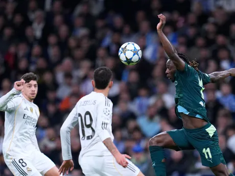  Jeremy Doku počas zápasu 6. kola hlavnej fázy Ligy majstrov medzi Realom Madrid a Manchestrom City.