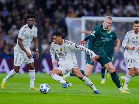 Jude Bellingham počas zápasu 6. kola hlavnej fázy Ligy majstrov medzi Realom Madrid a Manchestrom City.