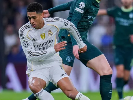 Jude Bellingham počas zápasu 6. kola hlavnej fázy Ligy majstrov medzi Realom Madrid a Manchestrom City.