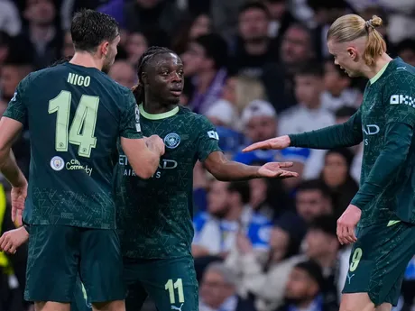 Erling Haaland (vpravo) počas zápasu 6. kola hlavnej fázy Ligy majstrov medzi Realom Madrid a Manchestrom City.