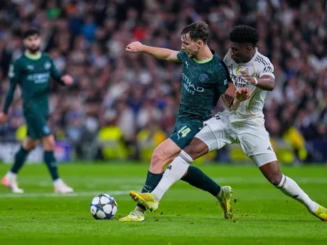 Nico Gonzalez (vľavo) počas zápasu 6. kola hlavnej fázy Ligy majstrov medzi Realom Madrid a Manchestrom City.