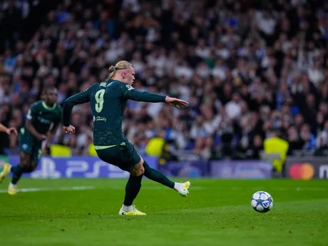 Erling Haaland počas zápasu 6. kola hlavnej fázy Ligy majstrov medzi Realom Madrid a Manchestrom City.