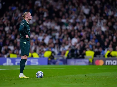 Erling Haaland počas zápasu 6. kola hlavnej fázy Ligy majstrov medzi Realom Madrid a Manchestrom City.
